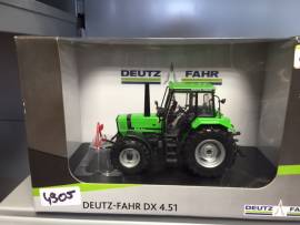 4905	Deutz-Fahr DX 4.51    , 1:32 Universal Hobbies - Bild vergr��ern 